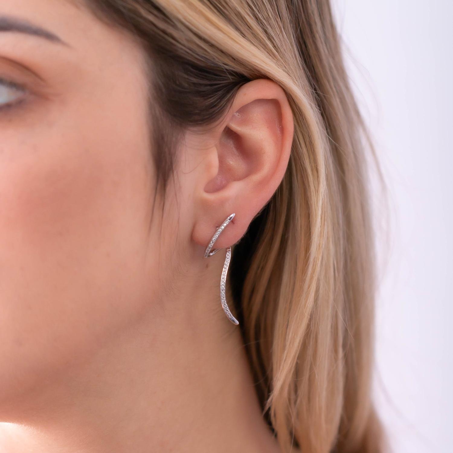 Tn03110-Rd Brinco Detalhado Cravejado De Zircônias Cristais - Ródio Branco.