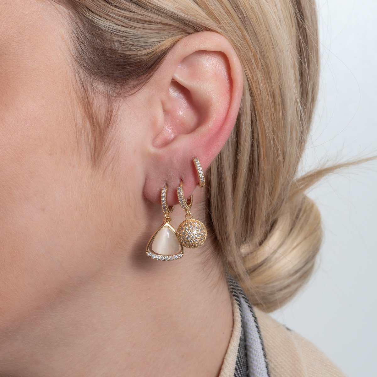 Trio-1162-Do Trio De Brincos De Argolas Articuladas Com Pingentes Cravejados Cristal.