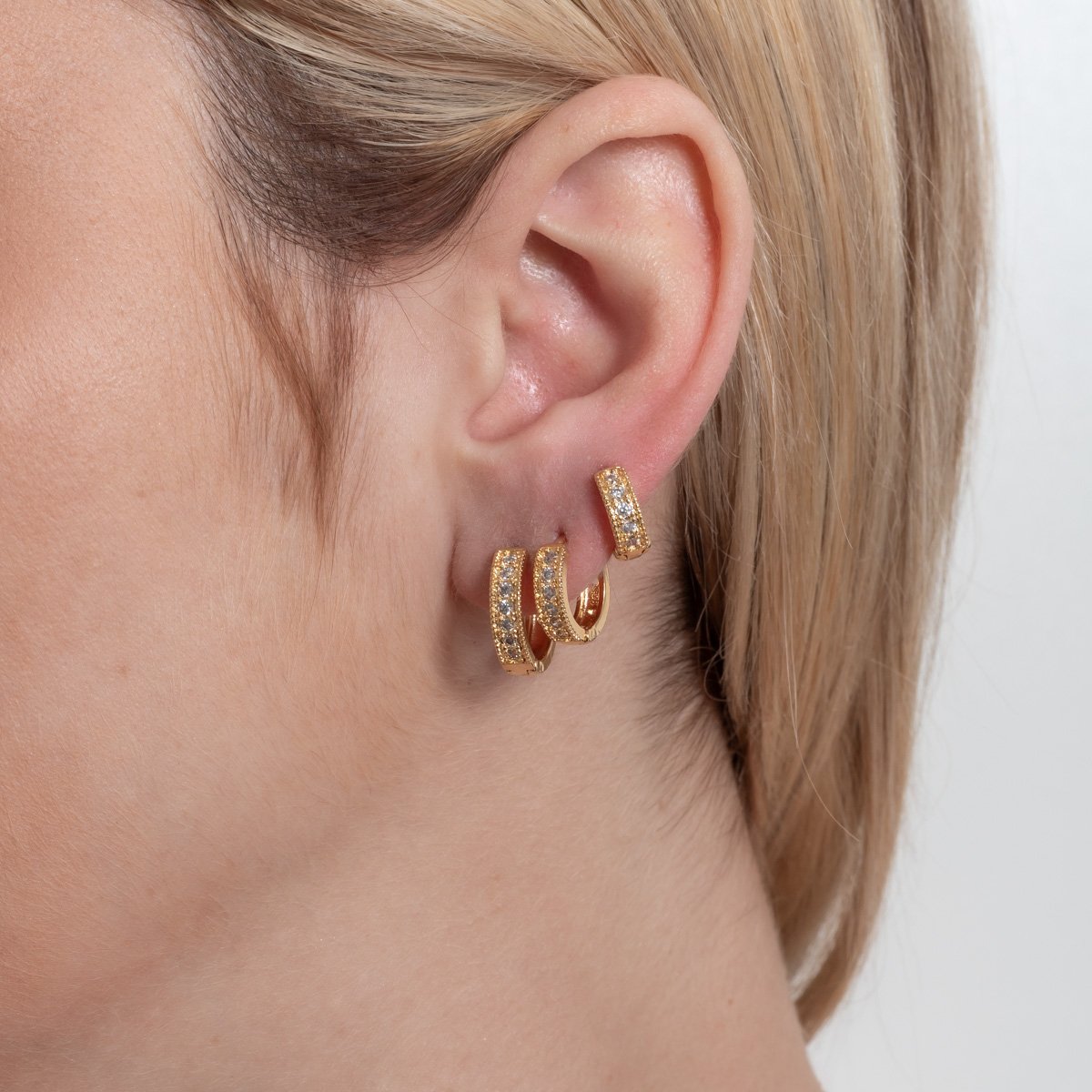 Trio-1168-Do Trio De Brincos De Argolas Articuladas Cravejadas Cristal.