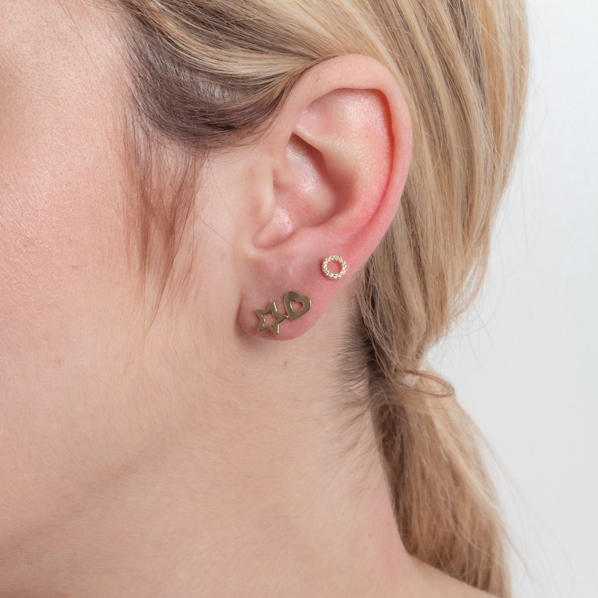 Trio-1185-Do Trio De Brincos Redondo Cravejado Cristal, Coração Vazado E Estrela Vazada.