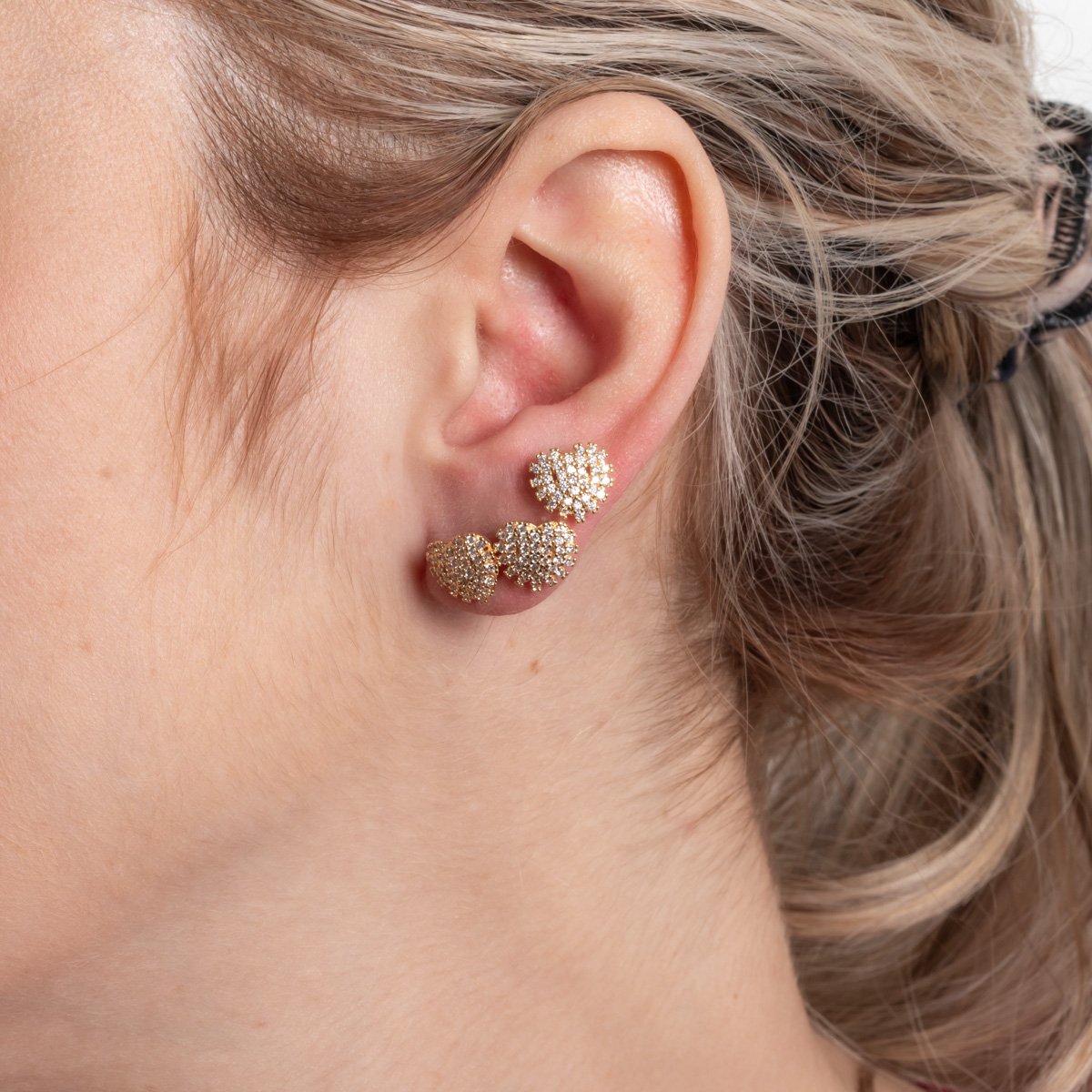 Trio-1188-Do Trio De Brincos De Corações Cravejado De Zircônias Cristais.