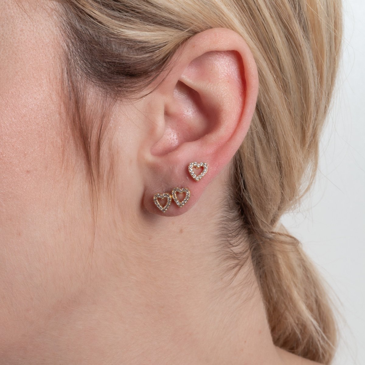 Trio-1204-Do Trio De Brincos De Coraçoes Vazados Cristais.