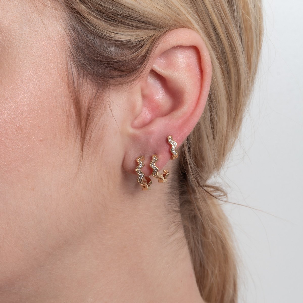 Trio-1220-Do Trio De Brincos De Argolas Articuladas Onduladas Cravejas Cristal (9mm/11mm/13mm).